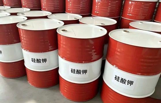 整齐堆放多只红白色金属铁桶包装的硅酸钾